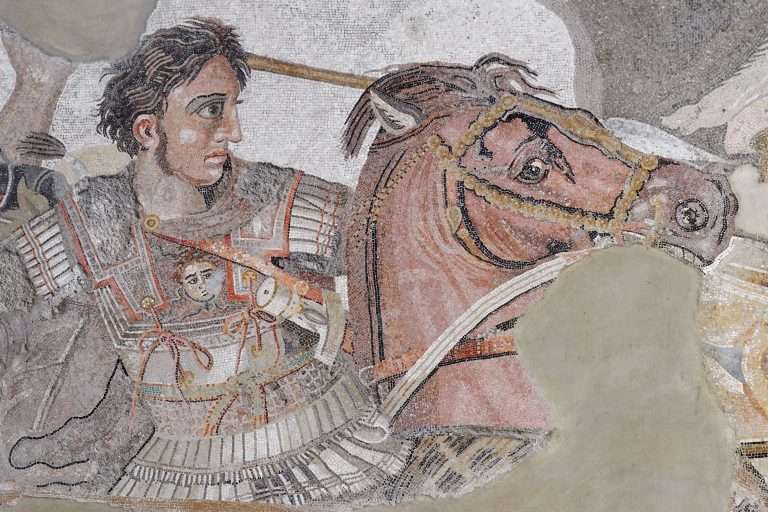 Mosaico di Alessandro, Battaglia di Isso (particolare con Alessandro Magno) Di Marie-Lan Nguyen (2011), Pubblico dominio, https://commons.wikimedia.org/w/index.php?curid=16852028